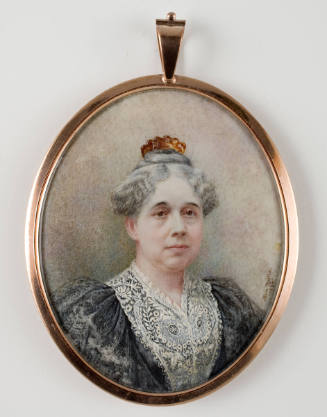 Portrait of gray haired lady with red spanish comb