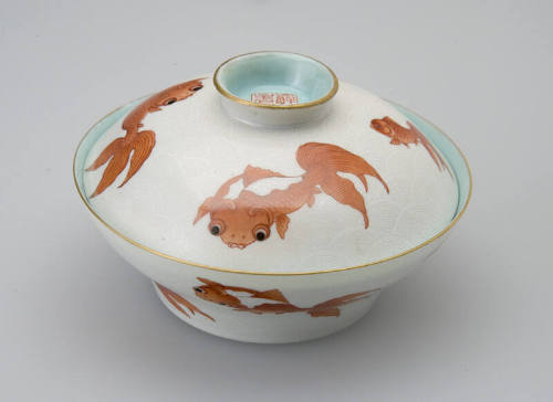 Covered Tea Bowl with Design of Swimming Goldfish